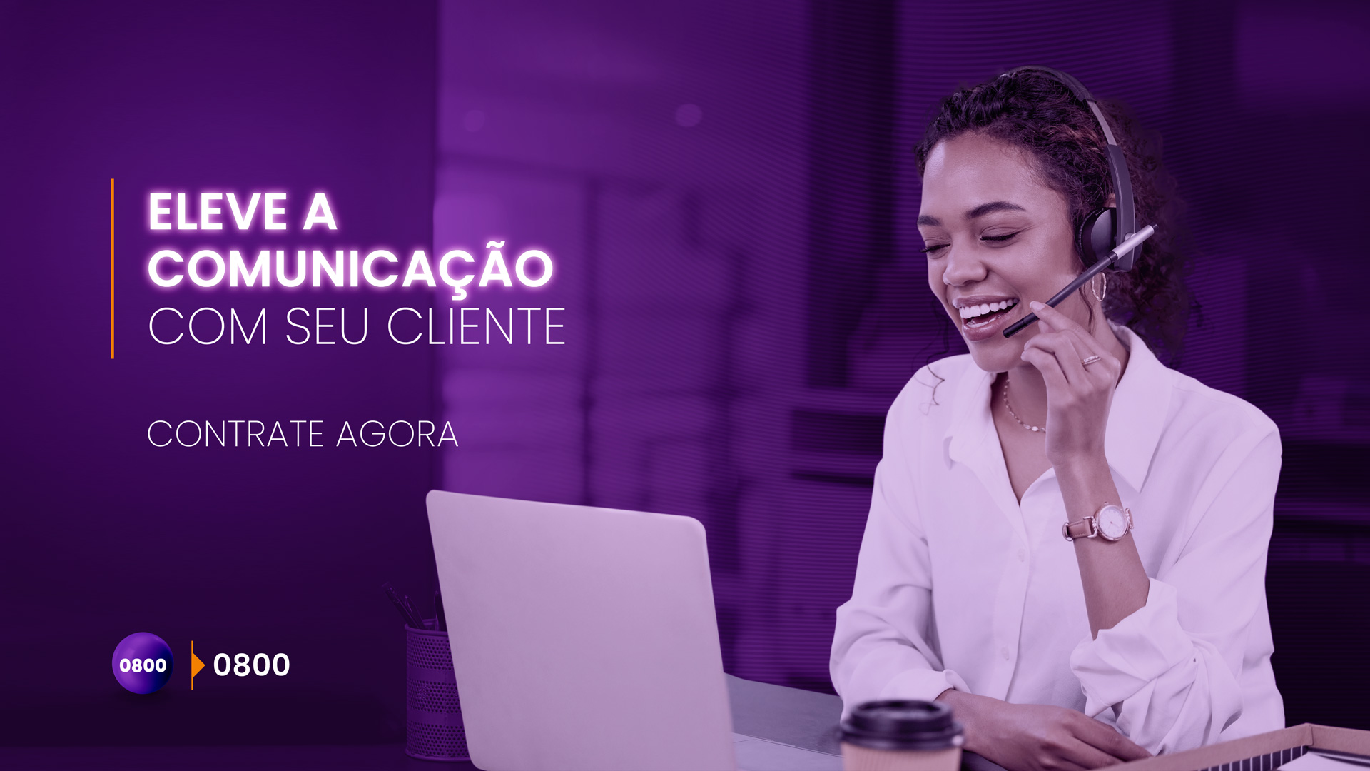 Imagem com uma mulher conversando em um telefone em frente a um notebook com a frase escrita ao lado esquerdo: 'Eleve a comunicação com seu cliente, contrate agora'