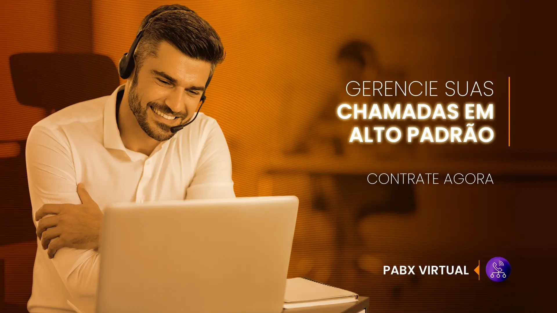 Imagem com uma mulher conversando em um telefone em frente a um notebook com a frase escrita ao lado esquerdo: 'Eleve a comunicação com seu cliente, contrate agora'